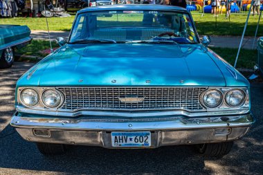 Falcon Heights, MN - 18 Haziran 2022: 1963 Ford Galaxie 500 Hardtop Coupe 'nin yüksek perspektifli ön görüntüsü.