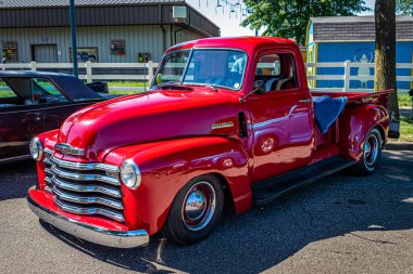 Falcon Heights, MN - 18 Haziran 2022: 1947 Chevrolet 3100 model bir kamyonetin yerel bir araba fuarında yüksek perspektifli ön köşe görüntüsü.
