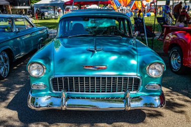Falcon Heights, MN - 18 Haziran 2022: 1955 Chevrolet 150 2 Door Sedan otomobil fuarında yüksek perspektifli görüş.