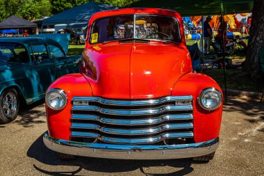 Falcon Heights, MN - 18 Haziran 2022: Yerel bir otomobil fuarında 1951 Chevrolet İleri Tasarım 3100 Pickup Truck 'ın yüksek perspektifli ön görüntüsü.