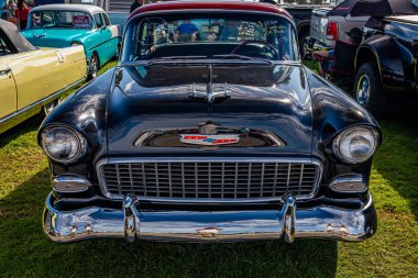 Daytona Plajı, FL - 28 Kasım 2020: 1955 Chevrolet 210 Sedan otomobil fuarında yüksek perspektifli görüş.