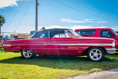 Daytona Plajı, FL - 28 Kasım 2020: Yerel bir otomobil fuarında 1964 Ford Galaxie 500 'ün düşük perspektifli yan görüntüsü.
