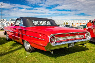 Daytona Plajı, FL - 28 Kasım 2020: 1964 Ford Galaxie 500 'ün arka köşe görüntüsü yerel bir araba fuarında.