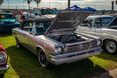 Daytona Plajı, FL - 28 Kasım 2020: 1967 Rambler American Üstü açılır araba fuarının yüksek perspektifli ön köşesi.