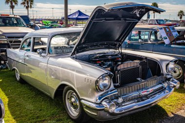 Daytona Plajı, FL - 28 Kasım 2020: 1957 Chevrolet 150 2 Door Sedan otomobil fuarında yüksek perspektifli ön köşe görüntüsü.