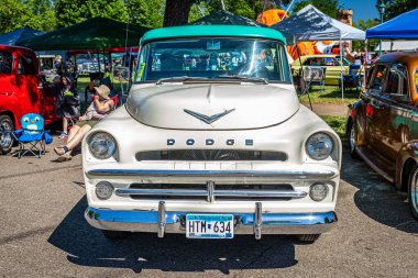 Falcon Heights, MN - 18 Haziran 2022: 1957 Dodge D-100 Sweptside Pickup Truck 'ın yüksek perspektifli manzarası yerel bir araba fuarında.