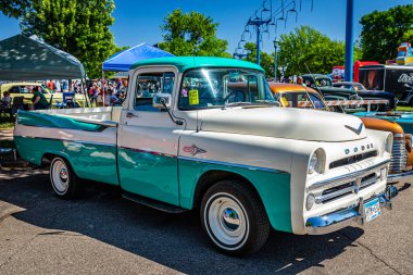 Falcon Heights, MN - 18 Haziran 2022: 1957 Dodge D-100 Sweptside Pickup Truck 'ın yüksek perspektifli ön köşesi.