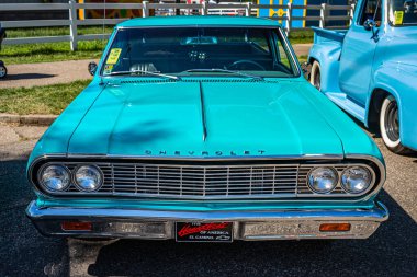 Falcon Heights, MN - 18 Haziran 2022: 1964 Chevrolet El Camino 'nun yerel bir araba fuarındaki ön görüntüsü.