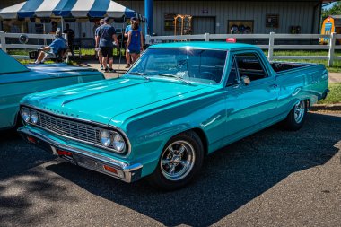 Falcon Heights, MN - 18 Haziran 2022: 1964 Chevrolet El Camino Pickup 'ın yerel bir araba fuarında yüksek perspektifli ön köşe görüntüsü.