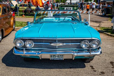 Falcon Heights, MN - 18 Haziran 2022: 1960 Chevrolet Impala Üstü açılabilen bir arabanın yüksek perspektifli görüntüsü yerel bir araba fuarında.