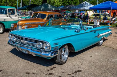 Falcon Heights, MN - 18 Haziran 2022: 1960 Chevrolet Impala Üstü açılabilen bir arabanın yüksek perspektifli ön köşe görüntüsü.