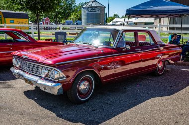 Falcon Heights, MN - 18 Haziran 2022: 1962 model Ford Fairlane 500 Sedan 'ın yüksek perspektifli ön köşe görüntüsü.