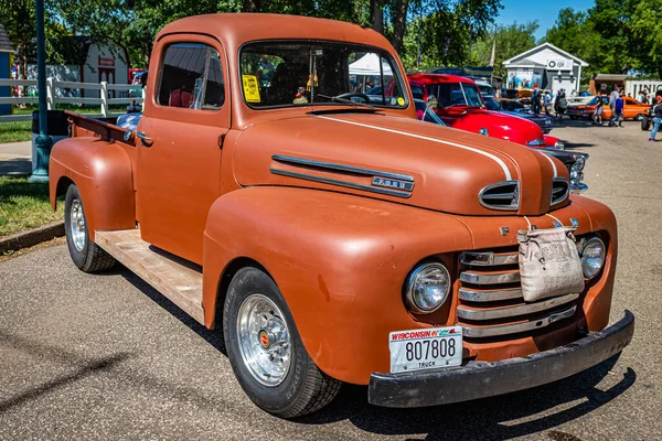 Falcon Heights, MN - 18 Haziran 2022: Yerel bir araba fuarında bir Ford F1 kamyonetinin yüksek perspektifli ön köşe görüntüsü.
