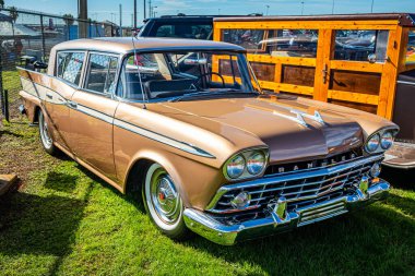 Daytona Plajı, FL - 28 Kasım 2020: 1959 American Motors Rambler Six Custom Sedan 'ın yüksek perspektifli ön köşe görüntüsü.