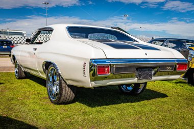 Daytona Beach, FL - 28 Kasım 2020: 1970 Chevrolet Chevelle SS Sport Coupe 'nin düşük perspektifli arka köşe görüntüsü.