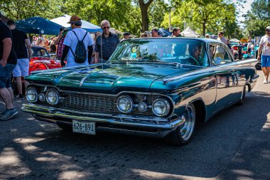 Falcon Heights, MN - 18 Haziran 2022: 1959 Oldsmobile 98 2 Door Bubble Top Coupe 'nin geniş açılı ön köşe görüntüsü yerel bir araba fuarında.