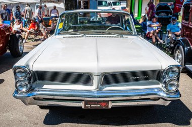 Falcon Heights, MN - 18 Haziran 2022: Yerel bir araba fuarında 1963 Pontiac Catalina Hardtop Coupe.
