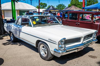 Falcon Heights, MN - 18 Haziran 2022: Yerel bir araba fuarında 1963 Pontiac Catalina Hardtop Coupe 'nin yüksek perspektifli ön köşe görüntüsü.