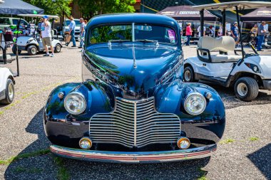 Falcon Heights, MN - 18 Haziran 2022: 1940 Chevrolet Master 85 Coupe 'nin yüksek perspektifli ön görüntüsü yerel bir araba fuarında.
