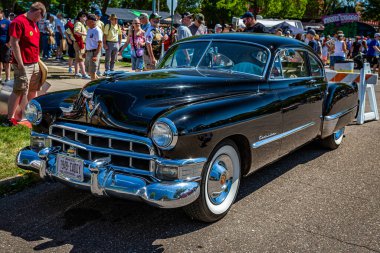 Falcon Heights, MN - 18 Haziran 2022: Yerel bir araba fuarında 1949 Cadillac Serisi 62 Club Coupe 'nin yüksek perspektifli ön köşe görüntüsü.