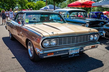 Falcon Heights, MN - 18 Haziran 2022: 1964 Chevrolet Chevelle Malibu SS Üstü açılabilen bir otomobil fuarının yüksek perspektifli ön köşesi.
