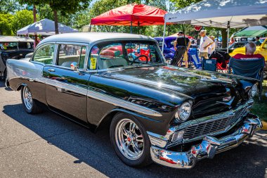 Falcon Heights, MN - 18 Haziran 2022: 1956 Chevrolet BelAir 152 Door Hardtop Sedan 'ın yüksek perspektifli ön köşe görüntüsü.