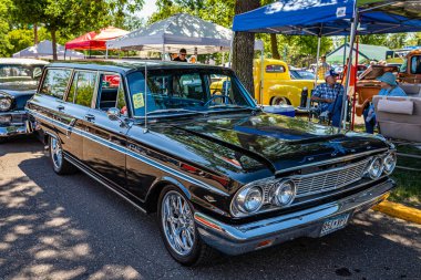 Falcon Heights, MN - 18 Haziran 2022: 1964 Ford Fairlane 500 Ranch Wagon 'un yüksek perspektifli ön köşe görüntüsü.