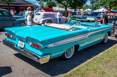Falcon Heights, MN - 18 Haziran 2022: 1959 Edsel Corsair Convertible 'in yüksek perspektifli arka köşe görüntüsü yerel bir araba fuarında.