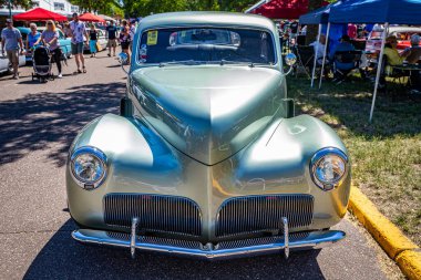 Falcon Heights, MN - 18 Haziran 2022: Yerel bir araba fuarında 1941 Studebaker Şampiyonu Coupe 'nin yüksek perspektifli görüntüsü.