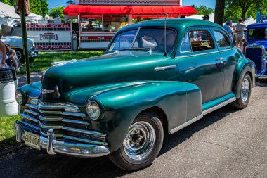 Falcon Heights, MN - 18 Haziran 2022: Yerel bir araba fuarında 1947 Chevrolet Stylemaster Coupe 'nin yüksek perspektifli ön köşe görüntüsü.