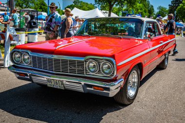 Falcon Heights, MN - 18 Haziran 2022: Yerel bir araba fuarında 1964 Chevrolet Impala SS Hardtop Coupe 'nin yüksek perspektifli ön köşe görüntüsü.