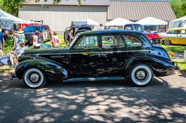 Falcon Heights, MN - 18 Haziran 2022: 1939 Buick Serisi 40 Özel Sedan 'ın yüksek perspektifli yan görüntüsü.
