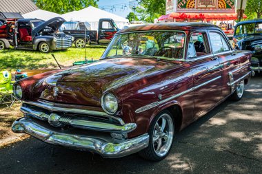 Falcon Heights, MN - 18 Haziran 2022: 1953 Ford Gümrük İdaresi Fordor Sedan 'ın yüksek perspektifli ön köşe görüntüsü.