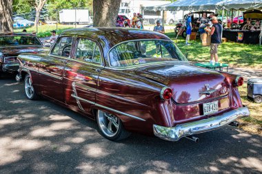 Falcon Heights, MN - 18 Haziran 2022: 1953 Ford Gümrük Hattı Fordor Sedan 'ın yüksek perspektifli arka köşe görüntüsü yerel bir araba fuarında.