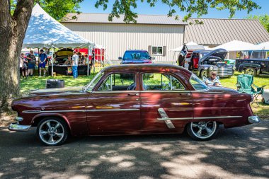 Falcon Heights, MN - 18 Haziran 2022: Yerel bir araba fuarında 1953 Ford Gümrük İdaresi Fordor Sedan 'ın yüksek perspektifli yan görüntüsü.