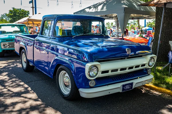 Falcon Heights Juni 2022 Högt Perspektiv Framför Hörnet 1957 Ford — Stockfoto