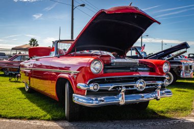 Daytona Plajı, FL - 28 Kasım 2020: Yerel bir araba fuarında 1954 Ford Crestline Üstü açılabilen bir arabanın düşük perspektifli ön köşe görüntüsü.