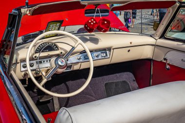 Daytona Plajı, FL - 28 Kasım 2020: 1954 Ford Crestline Üstü açılabilen bir arabanın iç görünümü.