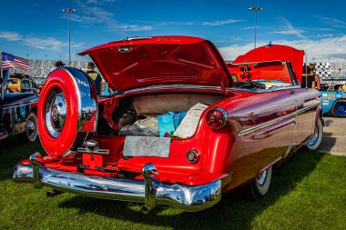 Daytona Plajı, FL - 28 Kasım 2020: Yerel bir otomobil fuarında 1954 model bir Ford Crestline 'ın düşük perspektifli arka köşe görüntüsü.