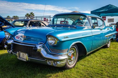 Daytona Plajı, FL - 28 Kasım 2020: Yerel bir otomobil fuarında 1957 Cadillac Serisi 62 Hardtop Sedan 'ın düşük perspektifli ön köşe görüntüsü.