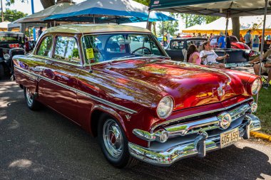 Falcon Heights, MN - 18 Haziran 2022: Yerel bir araba fuarında 1954 Ford Gümrük Hattı Tudor Sedan 'ın yüksek perspektifli ön köşe görüntüsü.