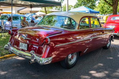 Falcon Heights, MN - 18 Haziran 2022: Yerel bir araba fuarında 1954 Ford Gümrük Hattı Tudor Sedan 'ın yüksek perspektifli arka köşe görüntüsü.