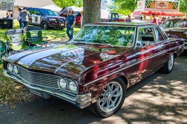 Falcon Heights, MN - 18 Haziran 2022: Yerel bir araba fuarında 1964 model Buick Special Deluxe Hardtop Coupe 'nin yüksek perspektifli ön köşe görüntüsü.