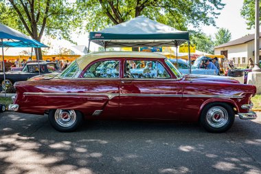 Falcon Heights, MN - 18 Haziran 2022: Yerel bir araba fuarında 1954 Ford Gümrük Hattı Tudor Sedan 'ın yüksek perspektifli yan görüntüsü.