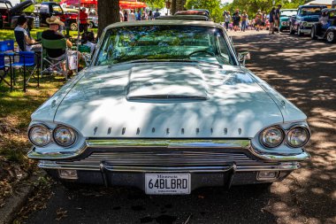 Falcon Heights, MN - 18 Haziran 2022: Yerel bir araba fuarında 1964 Ford Thunderbird Hardtop Coupe 'nin yüksek perspektifli ön görüntüsü.