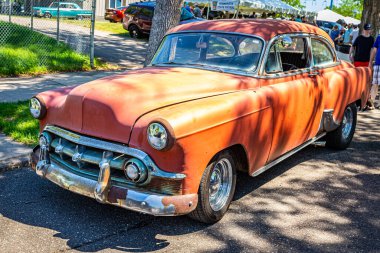 Falcon Heights, MN - 18 Haziran 2022: 1953 Chevrolet BelAir 2 Door Sedan 'ın yüksek perspektifli ön köşe görüntüsü.