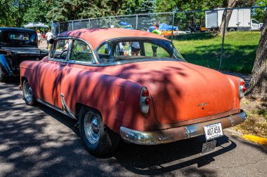 Falcon Heights, MN - 18 Haziran 2022: 1953 Chevrolet BelAir 2 Door Sedan 'ın yüksek perspektifli arka köşe görüntüsü.