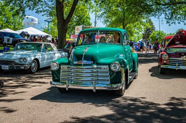 Falcon Heights, MN - 18 Haziran 2022: 1952 Chevrolet 3100 model bir kamyonetin geniş açılı ön köşe görüntüsü yerel bir araba fuarında.