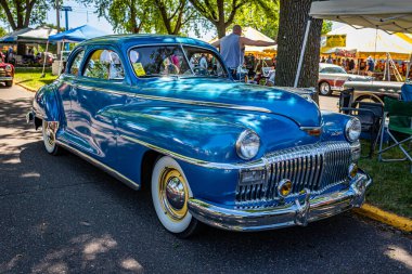 Falcon Heights, MN - 18 Haziran 2022: Yerel bir araba fuarında 1948 DeSoto Deluxe Club Coupe 'nin yüksek perspektifli ön köşe görüntüsü.