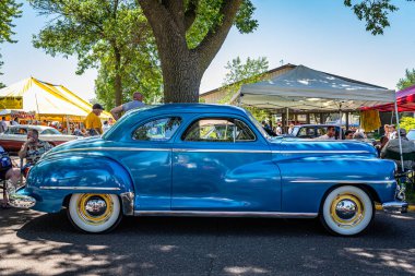 Falcon Heights, MN - 18 Haziran 2022: Yerel bir araba fuarında 1948 DeSoto Deluxe Club Coupe 'nin düşük perspektifli yan görüntüsü.